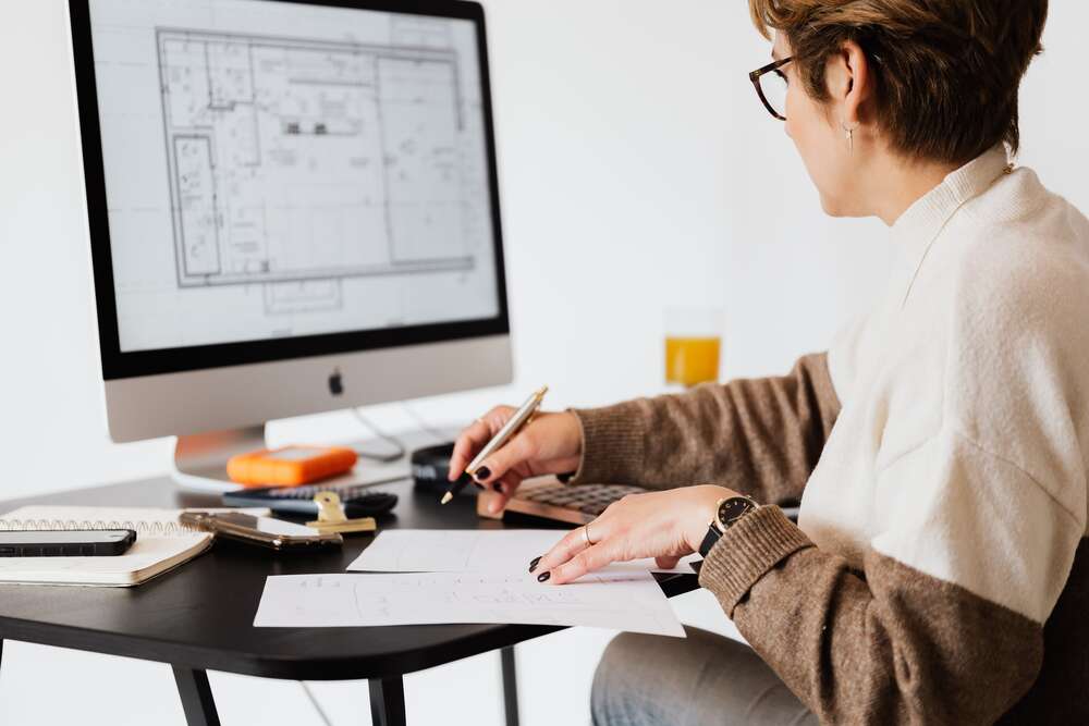 plan-architect-woman